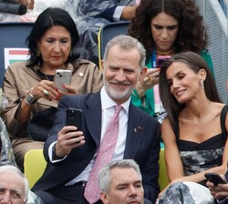Los Reyes se hacen un selfi en un momento de la ceremonia inaugural de los Juegos de la XXXIII olimpiadas en París