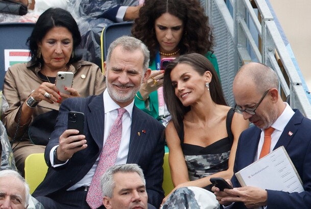 Los Reyes se hacen un selfi en un momento de la ceremonia inaugural de los Juegos de la XXXIII olimpiadas en París