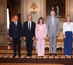 El Rey, la alcaldesa de París;la ministra de Educación, Formación Profesional y Deportes;el embajador de España en la República Francesa; el primer vi