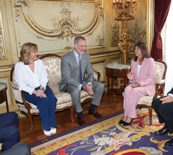 Su Majestad el Rey, la alcaldesa de París, la ministra de Educación, Formación Profesional y Deportes, y el primer vicealcalde del Ayuntamiento de París, en un momento del encuentro