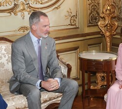 Su Majestad el Rey y la alcaldesa de París, Anne Hidalgo, en un momento del encuentro mantenido en la Embajada de España en París