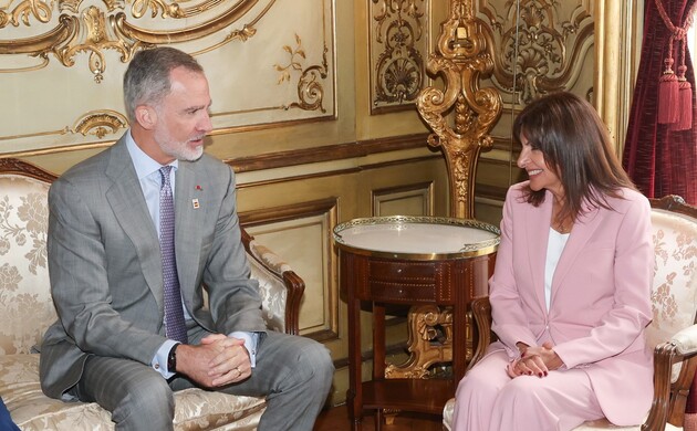 Su Majestad el Rey y la alcaldesa de París, Anne Hidalgo, en un momento del encuentro mantenido en la Embajada de España en París