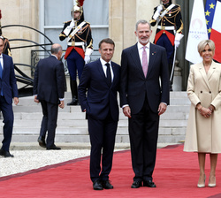 Su Majestad el Rey junto a S.E. el Presidente de la República Francesa, Emmanuel Macron y su esposa Brigitte