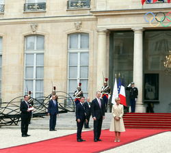 Su Majestad el Rey junto a S.E. el Presidente de la República Francesa, Emmanuel Macron y su esposa Brigitte