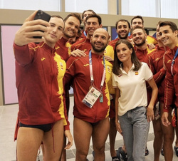 Su Majestad la Reina junto al equipo olímpico de waterpolo masculino