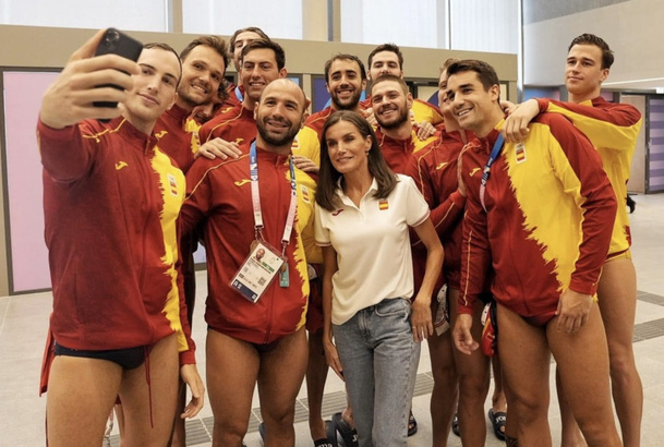 Su Majestad la Reina junto al equipo olímpico de waterpolo masculino