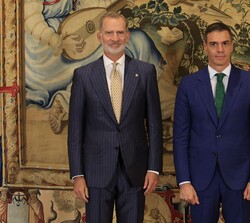 Don Felipe acompañado del presidente del Gobierno, Pedro Sánchez, antes del despacho en el Palacio de la Almudaina