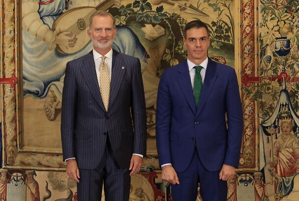 Don Felipe acompañado del presidente del Gobierno, Pedro Sánchez, antes del despacho en el Palacio de la Almudaina
