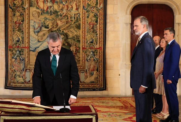 El nuevo magistrado del Tribunal Constitucional, José María Macías Castaño, jura su cargo ante Su Majestad el Rey