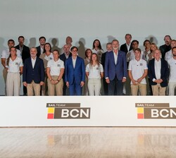 Don Felipe con los miembros del equipo español de mujeres y jóvenes del Sail Team Barcelona y otros regatistas españoles presentes