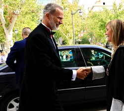 Su Majestad el Rey es recibido, a su llegada al Palacio de Justicia, por la presidenta del Tribunal Supremo y del Consejo General del Poder Judicial, Isabel Perelló