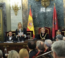 Su Majestad el Rey durante la intervención de la presidenta del Tribunal Supremo y del Consejo General del Poder Judicial, Isabel Perelló