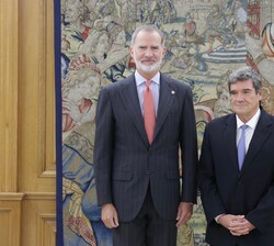 Su Majestad el Rey junto al gobernador del Banco de España, José Luis Escrivá Belmonte