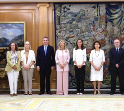 Su Majestad la Reina acompañada durante la audiencia por una representación de la Asociación Española de Esclerosis Lateral Amiotrófica – adELA