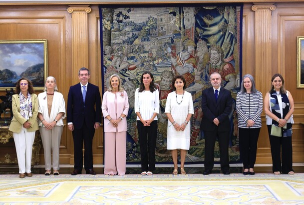 Su Majestad la Reina acompañada durante la audiencia por una representación de la Asociación Española de Esclerosis Lateral Amiotrófica – adELA