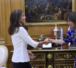 Doña Letizia recibe el saludo de la presidenta de la Asociación Mujeres en Música, Pilar Rius Fortea