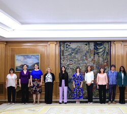 Su Majestad la Reina acompañada por la representación asistente a la audiencia de la Asociación Mujeres en Música