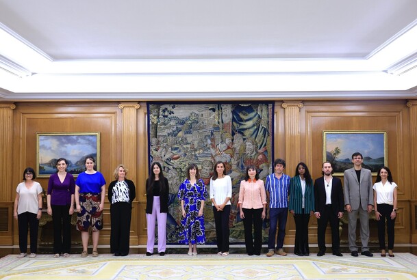 Su Majestad la Reina acompañada por la representación asistente a la audiencia de la Asociación Mujeres en Música