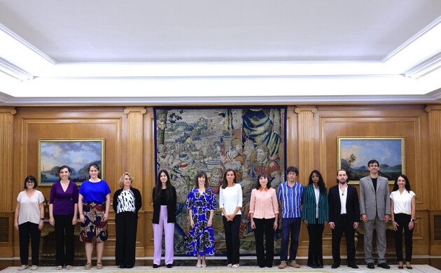 Su Majestad la Reina acompañada por la representación asistente a la audiencia de la Asociación Mujeres en Música