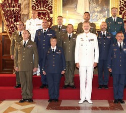 Su Majestad el Rey junto a un grupo de coroneles y capitanes de navío recibidos en audiencia