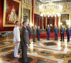 El Rey durante la audiencia militar a un grupo de coroneles y capitanes de navío