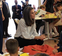 Su Majestad la Reina junto a uno de los alumnos