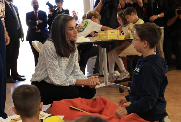 Su Majestad la Reina junto a uno de los alumnos