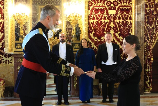 El Rey recibe las Cartas Credenciales de la embajadora de Australia, Rosemary Ann Morris-Castico