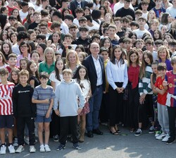 Su Majestad la Reina en una fotografía de grupo junto a los alumnos de FP y secundaria y profesorado del centro