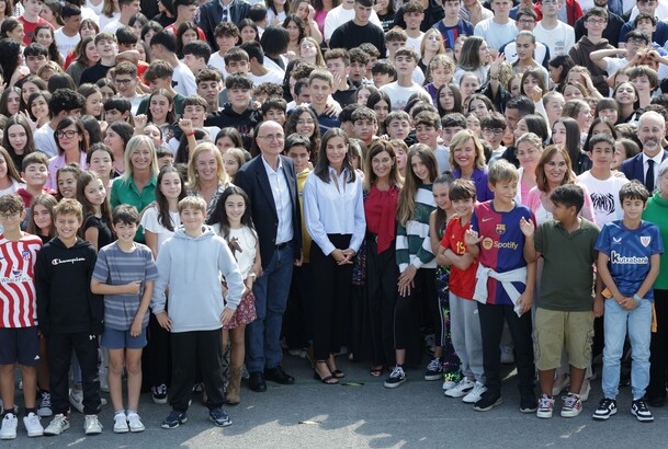 Su Majestad la Reina en una fotografía de grupo junto a los alumnos de FP y secundaria y profesorado del centro