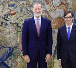 Su Majestad el Rey junto al presidente de la Generalitat de Cataluña, Salvador Illa Roca