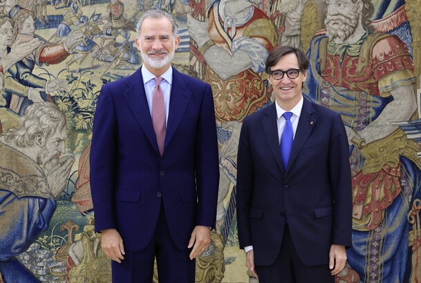 Su Majestad el Rey junto al presidente de la Generalitat de Cataluña, Salvador Illa Roca