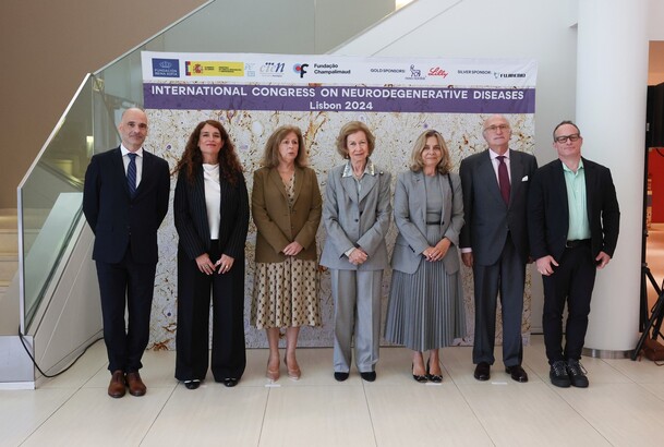 Doña Sofía junto a las autoridades y los investigadores Pascual Sánchez, director científico de la Fundación CIEN y John krakauer director de programa