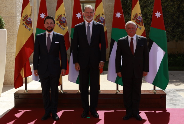 Su Majestad el Rey junto a Su Majestad el Rey Abdalá II, acompañados por Su Alteza Real el Príncipe Heredero Al Hussein bin Abdullah II, durante la ce