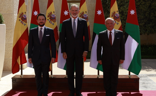 Su Majestad el Rey junto a Su Majestad el Rey Abdalá II, acompañados por Su Alteza Real el Príncipe Heredero Al Hussein bin Abdullah II, durante la ce