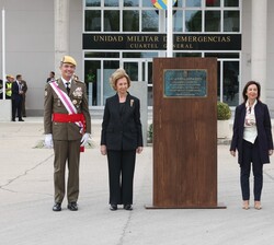 Su Majestad la Reina Doña Sofía acompañada de las autoridades junto a la placa conmemorativa de su visita con ocasión del aniversario de creación de l