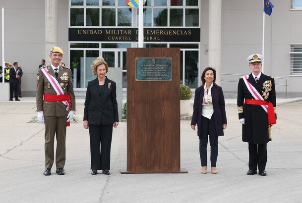 Su Majestad la Reina Doña Sofía acompañada de las autoridades junto a la placa conmemorativa de su visita con ocasión del aniversario de creación de l