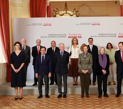 Su Majestad la Reina Doña Sofía junto con los premiados y autoridades