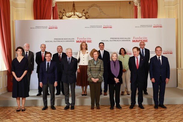 Su Majestad la Reina Doña Sofía junto con los premiados y autoridades