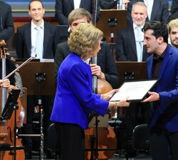 Su Majestad la Reina Doña Sofía entrega el diploma al compositor Fabià Santcovsky Reschini