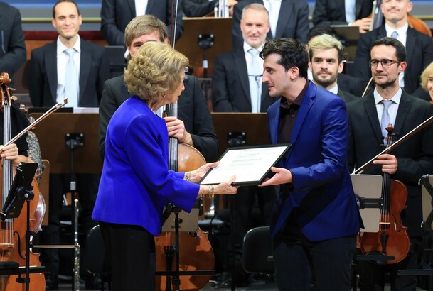 Su Majestad la Reina Doña Sofía entrega el diploma al compositor Fabià Santcovsky Reschini