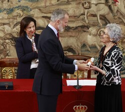 Don Felipe entrega el galardón a la historiadora estadounidense, Carla Rahn Phillips