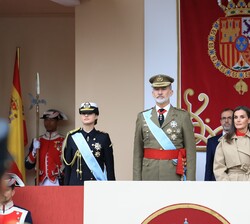 Sus Majestades los Reyes, acompañados por Su Alteza Real la Princesa de Asturias en la Tribuna Real