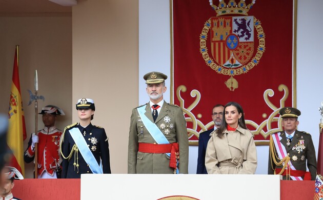 Sus Majestades los Reyes, acompañados por Su Alteza Real la Princesa de Asturias en la Tribuna Real