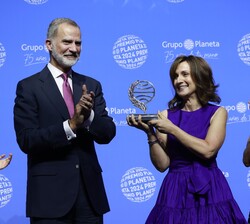 Sus Majestades los Reyes con Paloma Sánchez-Garnica, galardonada con el "Premio Planeta 2024"