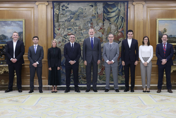 Fotografía de grupo de S.M. el Rey con los creadores y colaboradores de la Cátedra sobre Empleabilidad y Responsabilidad en Inteligencia Artificia