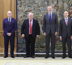 Fotografía de grupo de S.M. el Rey acompañado por el director de FEDEA, Ángel de la Fuente y los investigadores Jorge Onrubia, Julio López y Diego Mar