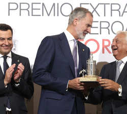 Su Majestad el Rey recibe el “Premio Extraordinario Iberoamericano Torre del Oro” de manos del presidente de la Cámara Oficial de Comercio