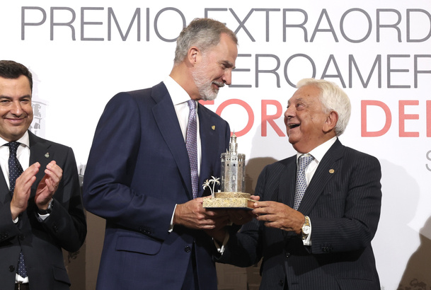 Su Majestad el Rey recibe el “Premio Extraordinario Iberoamericano Torre del Oro” de manos del presidente de la Cámara Oficial de Comercio