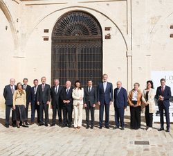 Fotografía de grupo tras la visita a la exposición